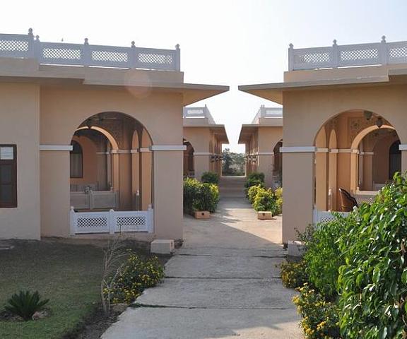 Sara Vilas Hotel Rajasthan Mandawa path view